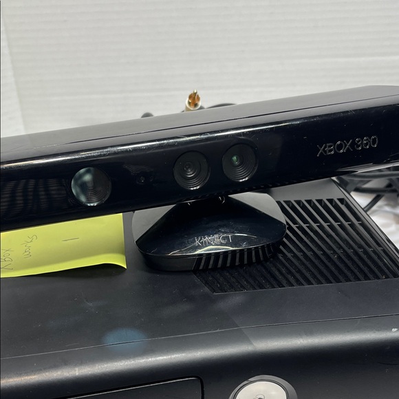 Xbox 360 Console with Kinect Sensor - Black - Picture 6 of 15